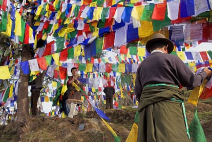 Banderines de oración tibetanos en McLeod Ganj, en Dharamsala (India).