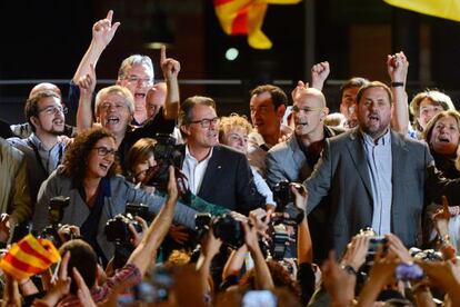 Artur Mas, Raül Romeva y Oriol Junqueras, celebrando la noche del 27-S el triunfo de Junts pel Sí.