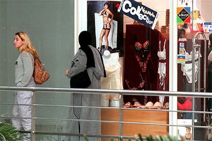 Mujeres en un centro comercial de Casablanca.