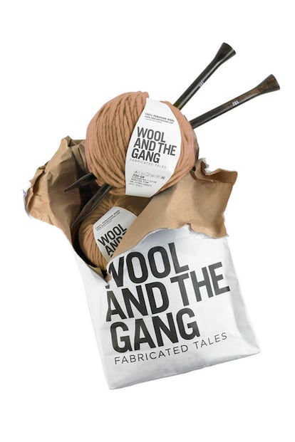 Do it yourself
	Si no se hubiese puesto de moda tejer, nunca se te hubiese pasado por la cabeza apuntarte a un hobby que considerabas de abuelas. Kit de lanas y agujas de Wool and Gang (99 euros).