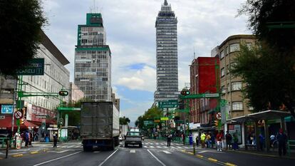 Vista general el 12 de julio de 2020 de la afluencia de personas en la Avenida Lázaro Cárdenas, en Ciudad de México (México), que cuenta con poco más de 100 años de existencia y que permanece cerrado debido a la contingencia por el COVID-19. 