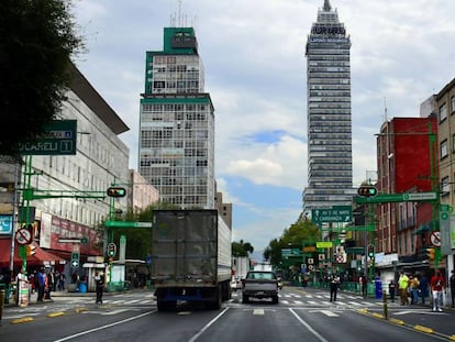 Vista general el 12 de julio de 2020 de la afluencia de personas en la Avenida Lázaro Cárdenas, en Ciudad de México (México), que cuenta con poco más de 100 años de existencia y que permanece cerrado debido a la contingencia por el COVID-19. 