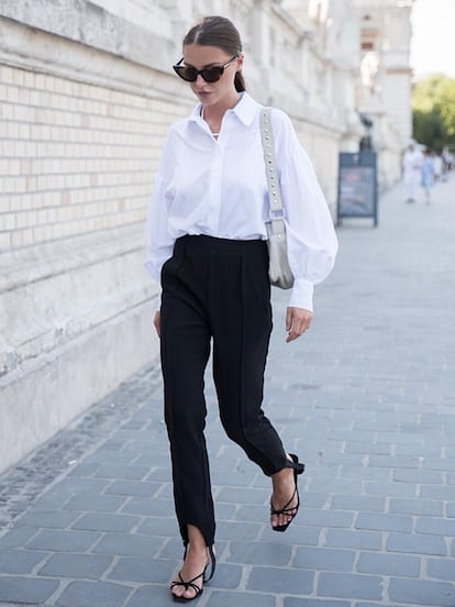 Las connotaciones negativas de mezclar camisa blanca y pantalón negro (a muchos les parece aburrido y a otros les recuerda a los uniformes de la hostelería) desaparecen por completo al ver looks como este de Sophia Roe. Esta estilista e influencer de Copenhague apuesta por una camisa de manga globo y sustituye los pantalones básicos por unos leggings fuseau.