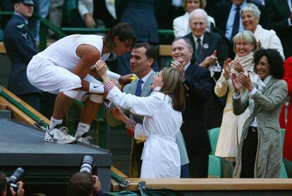 Rafa Nadal saluda a los reyes de España Don Felipe y Doña Letizia, tras haber ganado la final de Wimbledon ante el suizo Roger Federer, el 6 de julio de 2008. 