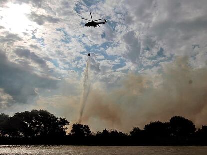 Un helicóptero intenta apagar los incendios cerca de la ciudad de Corumbá, donde se encuentra gran parte del Pantanal.