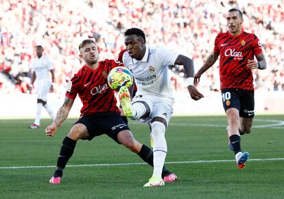 Vinicius controla el balón ante dos jugadores del Mallorca durante el partido del pasado domingo en Son Moix.