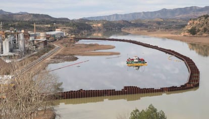 Trabajos de descontaminación del pantano de Flix.