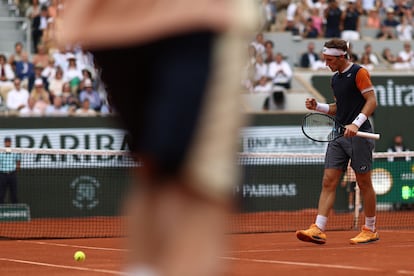 Ruud celebra un tanto ante Djokovic.