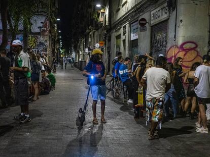 Un grupo de jóvenes en la calle de Joaquim Costa, en Barcelona.