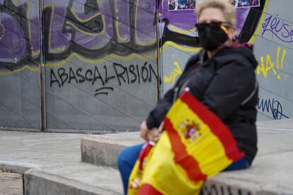 Una mujer asiste a un acto de Vox en el barrio madrileño de Carabanchel.