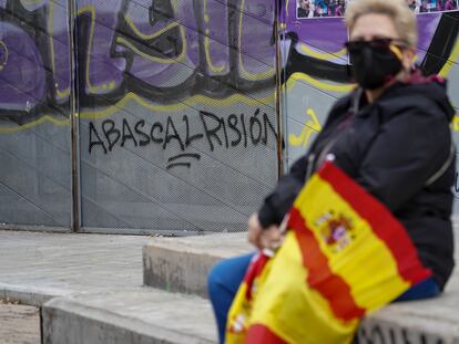 Una mujer asiste a un acto de Vox en el barrio madrileño de Carabanchel.