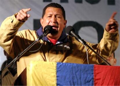Hugo Chávez se dirige a los estudiantes en la Universida de Derecho.