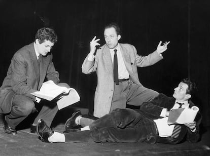 Albert Camus, rodeado de dos actores, durante los ensayos de 'El caballero de Olmedo', la adaptación al teatro de la obra de Lope de Vega, en 1957.