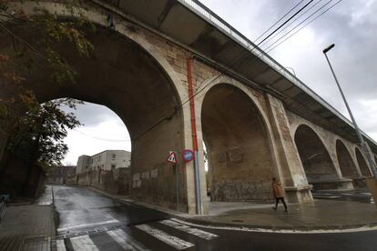 El puente de piedra de Igualada desde el que se lanzó Omar Diallo.