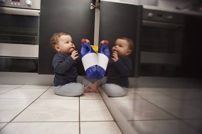 Un beb&eacute; se hace con un producto de limpieza en una cocina.