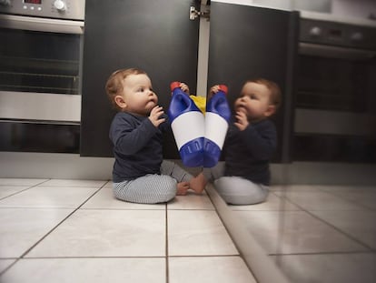 Un beb&eacute; se hace con un producto de limpieza en una cocina.