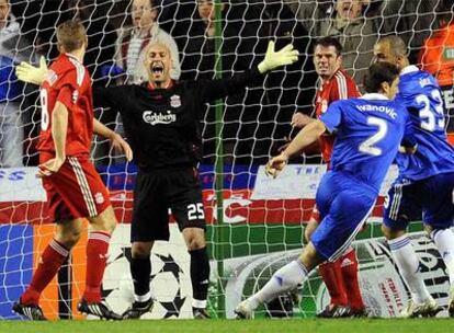 Reina grita a Gerrard instantes después de encajar uno de los goles de Ivanovic.