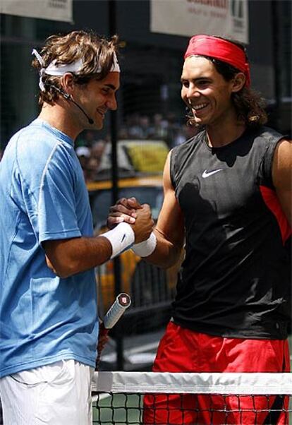 Federer y Nadal se saludan tras una exhibición callejera en Nueva York.