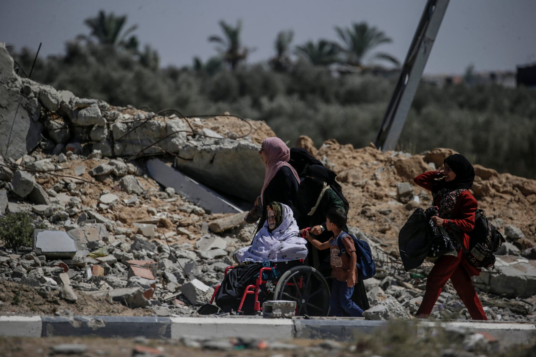 Internally displaced Palestinians flee from the east of south Deir Al Balah town, central Gaza Strip, 08 August 2024. More than 39,000 Palestinians and over 1,400 Israelis have been killed, according to the Palestinian Health Ministry and the Israel Defense Forces (IDF), since Hamas militants launched an attack against Israel from the Gaza Strip on 07 October 2023, and the Israeli operations in Gaza and the West Bank which followed it. EFE/EPA/MOHAMMED SABER