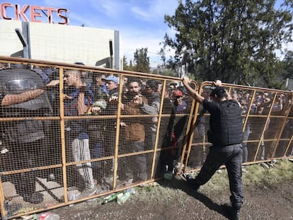 Simpatizantes del Boca Juniors esperan a comprar una entrada.