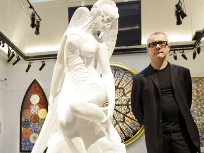 Hirst posa con su obra <i>Anatomía de un ángel</i> días antes de la subasta.
