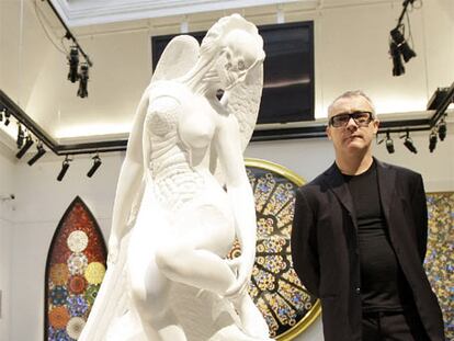 Hirst posa con su obra <i>Anatomía de un ángel</i> días antes de la subasta.