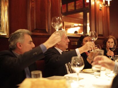 En primer plano, su hijo Álvaro. Brindan con vino italiano. Todavía no ha venido la lasaña al plato. Mario Vargas Llosa está viviendo las mejores horas de sus 74 años.