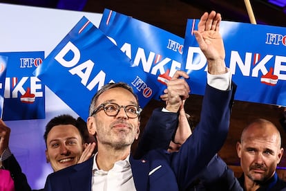El líder de FPÖ, Herbert Kickl, celebra con sus seguidores la victoria electoral de su partido, este domingo en Viena.
