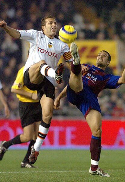 El jugador del Valencia, Rubén Baraja (izqda.), lucha por el balón con el jugador suizo del Levante, Fabio Celestini.