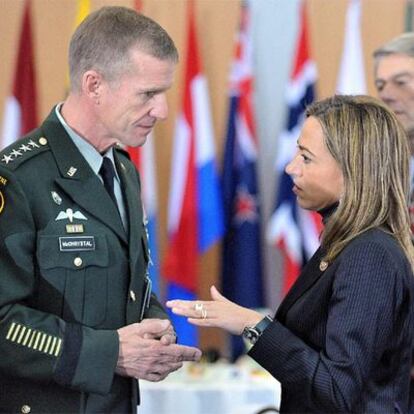 El general de EEUU Stanley McChrystal conversa con la ministra de Defensa española, Carme Chacón.