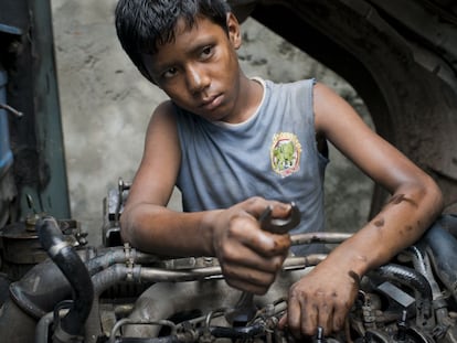 Emon Hawlader tiene 13 años y trabaja nueve horas diarias reparando motores desde hace dos años y medio.