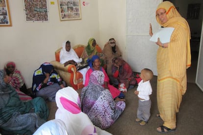 Aminetou Mint El Moctar explica a mujeres mauritanas los peligros del trabajo como empleadas del hogar en Arabia Saudí.