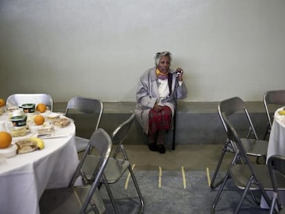 Uma grega espera a refeição de Ano Novo em um albergue de Atenas.