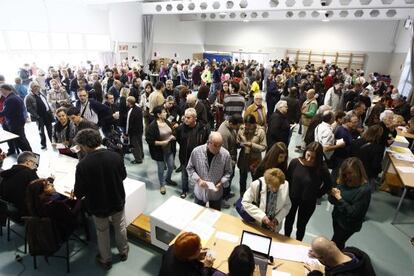 Cues per votar en un col·legi a Sants.