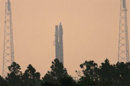 La sonda <i>Mars Reconnaissance Orbiter</i>, en la plataforma de lanzamiento del Centro Espacial Kennedy.