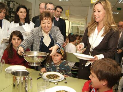 MINISTRA Y CONSELLEIRA COMPARTEN SOPA EN EL COLEGIO