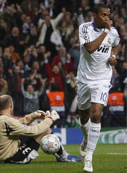 Robinho celebra el tercer gol del Madrid