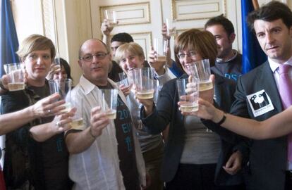 Juan Karlos Izagirre, celebra junto a Ikerne Badiola, Blanca Urgel y Ramón Gómez la deisgnación oficial de San Sebastián 2016.