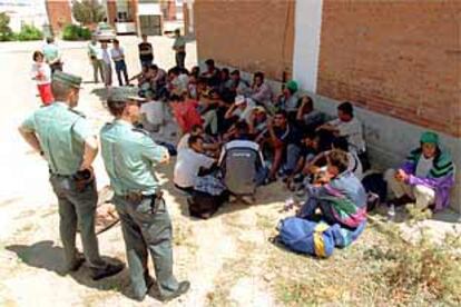 Los 37 inmigrantes magrebíes de Las Pedroñeras, a su paso por el pueblo de La Almarcha, donde les detuvo la Guardia Civil.