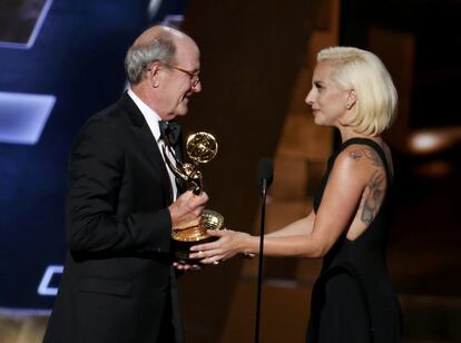 Richard Jenkins recoge de parte de Lady Gaga el Emmy al mejor actor principal en miniserie por su papel de hombre cándido en 'Olive Kitteridge'.