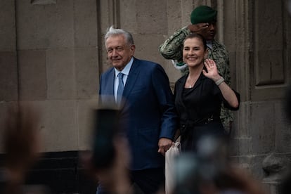 Andrés Manuel López Obrador y Beatriz Gutiérrez Müller arriban a la explanada del zócalo capitalino, el 13 de agosto de 2024.