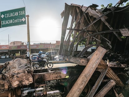 Un auto quemado en las calles de Culiacán tras los enfrentamientos de fuerzas federales con grupos armados por la detención de Ovidio Guzmán.