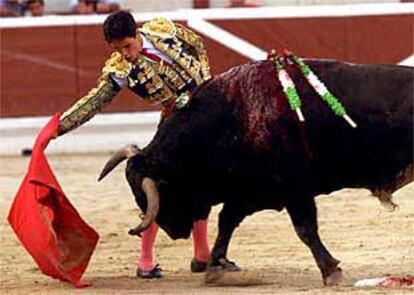 Miguel Abellán, durante la faena de muleta a su segundo toro.