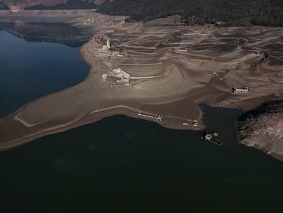 En total, casi seis millones personas que por lo pronto deberán limitar su consumo a 200 litros por habitante y día. En la imagen, vista general del pantano de Sau (Barcelona), el 27 de enero. 