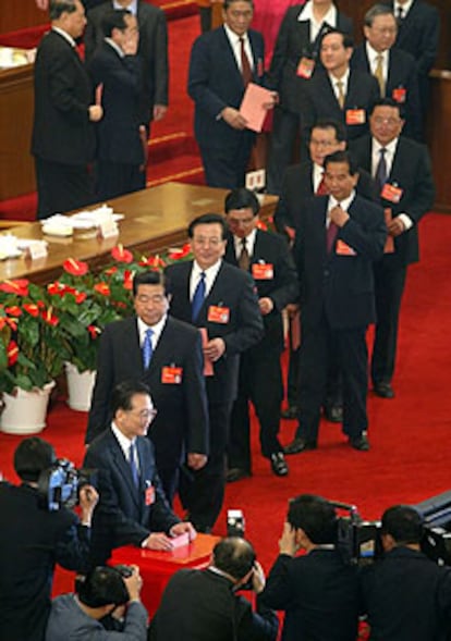 El primer ministro chino, Wen Jiabao, vota en el Parlamento, ayer.