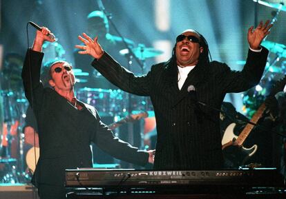 George Michael junto al cantante Stevie Wonder en 1997.
