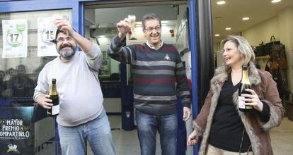 Empleados de la administración de lotería Número 2 de Sitges.