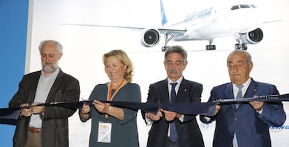 El presidente de Cantabria, Miguel Angel Revilla, el presidente de Globalia, Juan José Hidalgo; Belén Martínez, subdirectora de Desarrollo de la Comunidad de Madrid, y Luis Cueto, coordinador general de la Alcaldía de Madrid, en la inauguración de la Feria del Viaje de Madrid.