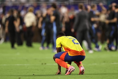  Carlos Cuesta de Colombia al término del partido. 