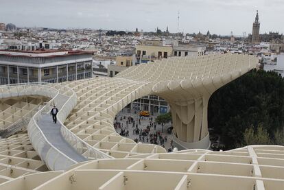 Una vista del Metropol Parasol, conocido como <b><i>las setas</b></i>con la Giralda al fondo.